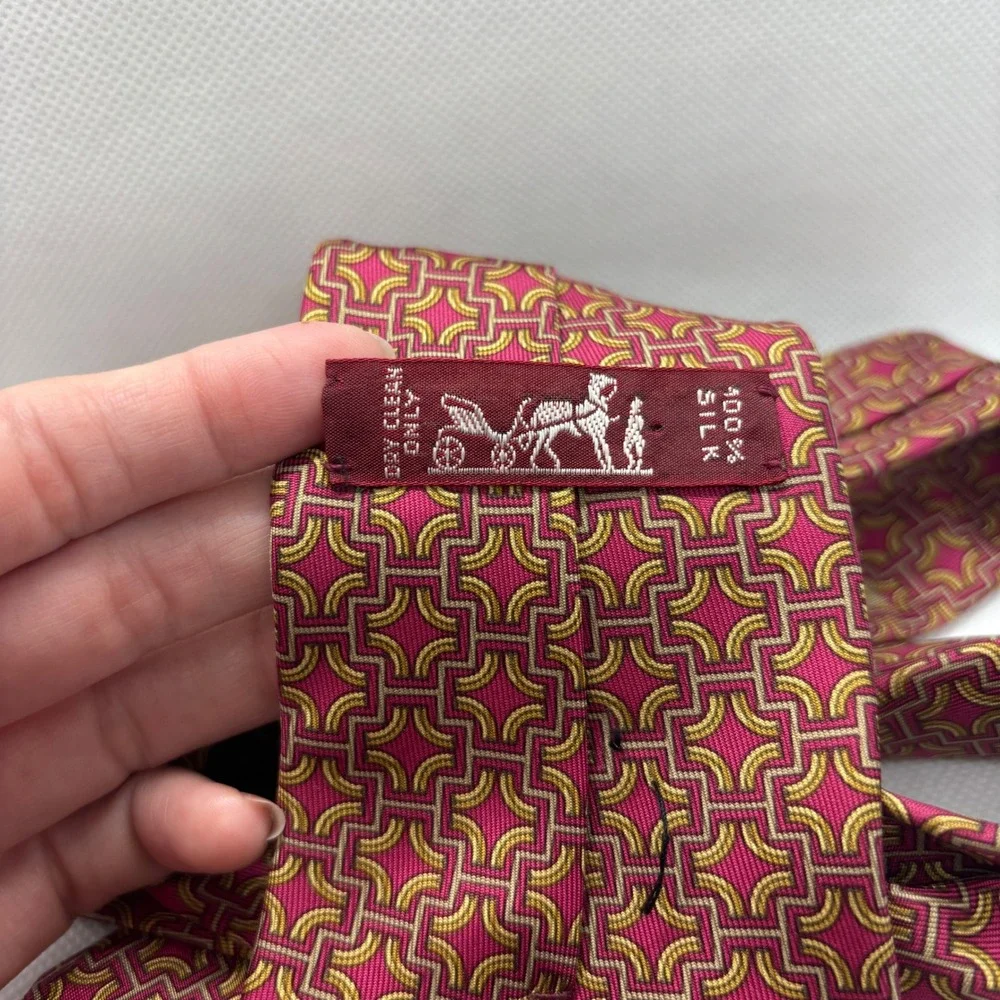 Hermes Silk Necktie Mens Berry Magenta Pink Gold Geometric Chain Link 7331 EA